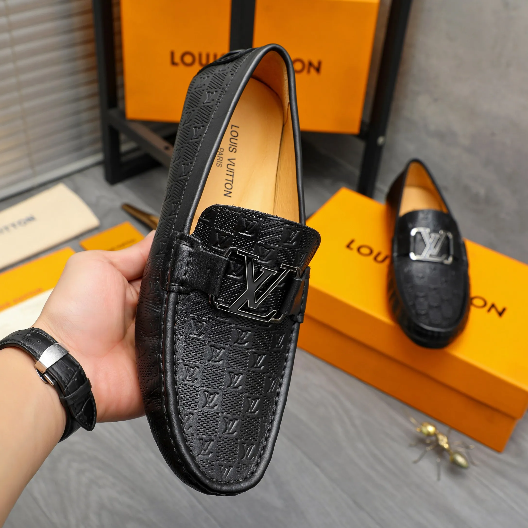 Men's shoes 💰p380 Product trademark: LV "Louis Vuitton" casual slip-on men's shoes Regular size: 38-45 Product material: Selected classic embossed cowhide upper, pigskin lining, rubber outsole